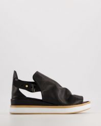 SANDAŁY Z CHOLEWKĄ 426680S BLACK. Czarne sandały Venezia, bez wzorów, ze skóry, bez obcasa, bez zapięcia. Za 279.00 zł.