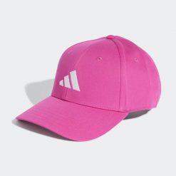 Czapka z daszkiem ADIDAS. Czerwone czapki z daszkiem adidas, bez wzorów, z tkaniny, sportowe. W wyprzedaży za 59.99 zł.