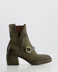 ZIELONE BOTKI A57201 JUNGLE. Zielone botki Venezia, bez wzorów, ze skóry, bez obcasa, bez zapięcia. Za 559.00 zł.