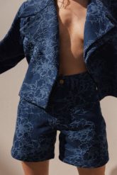 Szorty jeansowe we wzór kwiatowy w kolorze NAVY - TABOO-M. Niebieskie szorty Marsala, bez wzorów, z bawełny. Za 339.90 zł.