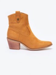 Botki damskie brązowe MM274079 802. Brązowe botki BIG STAR, bez wzorów, z jeansu, retro, bez obcasa, na obcasie, bez zapięcia. W wyprzedaży za 119.99 zł.