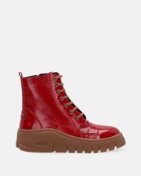 CZERWONE BOTKI ZE SKÓRY LAKIEROWANEJ 0242270 55 RED. Czerwone botki Venezia, bez wzorów, ze skóry, bez obcasa, bez zapięcia. Za 249.00 zł.