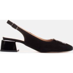 Marco Shoes Sandały na niskim obcasie z płaską ozdobą czarne. Czarne sandały Marco Shoes, z aplikacjami, bez obcasa, na płaskiej podeszwie, bez zapięcia. Za 269.00 zł.