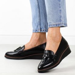Czarne pu półbuty damskie na koturnie Vinceza 58266. Czarne półbuty wsuwane VINCEZA, na jesień, z aplikacjami, ze skóry, eleganckie, bez obcasa, na koturnie. Za 159.00 zł.