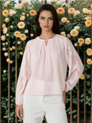 Koszulowa bluzka z żakardowymi rękawami - różowy. Czerwone bluzki Sinsay, l, bez wzorów, z żakardem, bez kołnierzyka, bez ramiączek. Za 39.99 zł.