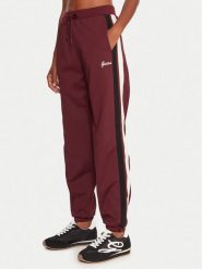 Guess Spodnie dresowe V5BB02 KCX22 Bordowy Regular Fit. Czerwone spodnie dresowe Guess, z aplikacjami, z dresówki. Za 339.99 zł.