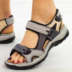 Szare 3 skórzane sandały damskie T.Sokolski 665. Szare sandały Sokolski, bez wzorów, z jeansu, klasyczne, bez obcasa, na płaskiej podeszwie, bez zapięcia. Za 199.00 zł.