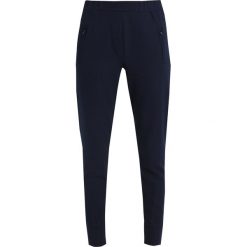 2ndOne SILJA Spodnie treningowe dark blue. Niebieskie spodnie dresowe marki comma casual identity, z materiału, casualowe. W wyprzedaży za 305.10 zł.