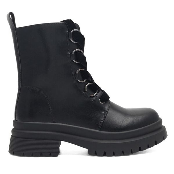 Trzewiki DeeZee. Czarne botki DeeZee, bez wzorów, bez obcasa, na płaskiej podeszwie, bez zapięcia. Za 125.99 zł.