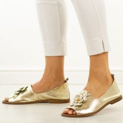 Złote 07 skórzane Polskie sandały damskie z zakrytą piętą Deoni D487A. Żółte sandały Deoni, z aplikacjami, z jeansu, casualowe, bez obcasa, na płaskiej podeszwie, bez zapięcia. Za 449.00 zł.