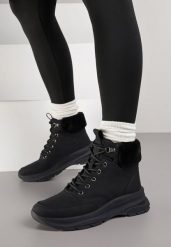 Czarne Trapery na Grubej Podeszwie Ozdobione Futerkiem Furitte. Czarne traperki Born2be, bez wzorów, z futra, klasyczne, bez obcasa, bez zapięcia. Za 139.99 zł.