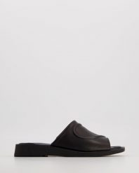 KLASYCZNE KLAPKI 395R145-1 BLACK. Czarne klapki Venezia, bez wzorów, ze skóry, klasyczne, bez obcasa, bez zapięcia. Za 229.00 zł.