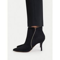 Botki Nine West. Czarne botki Nine West, bez wzorów, bez obcasa, na szpilce, bez zapięcia. Za 279.99 zł.