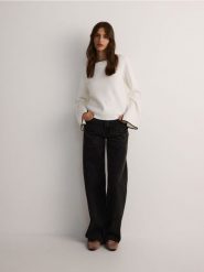 Sweter z wiskozą - złamana biel. Swetry Reserved, l, bez wzorów, z dzianiny, bez ramiączek. W wyprzedaży za 89.99 zł.