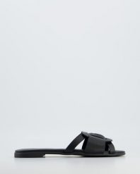 CZARNE KLAPKI Z PLECIONEJ SKÓRY 21462 BLACK. Czarne klapki Venezia, bez wzorów, ze skóry, bez obcasa, bez zapięcia. Za 199.00 zł.