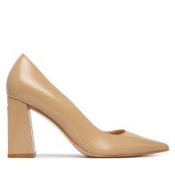 Czółenka Guess. Brązowe czółenka Guess, z aplikacjami, bez obcasa, bez zapięcia. Za 634.99 zł.