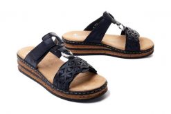 RIEKER 629K9-14 blue, klapki damskie. Niebieskie klapki Rieker, bez wzorów, bez obcasa, na koturnie, bez zapięcia. Za 289.90 zł.