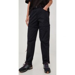 Wrangler spodnie ATG damskie kolor czarny proste high waist. Czarne spodnie materiałowe Wrangler, bez wzorów, z materiału, z podwyższonym stanem. W wyprzedaży za 254.99 zł.