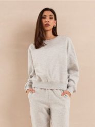 Dresowa bluza crewneck basic - szary. Szare bluzy Sinsay, l, bez wzorów, z dresówki, bez ramiączek, bez kaptura. Za 35.99 zł.