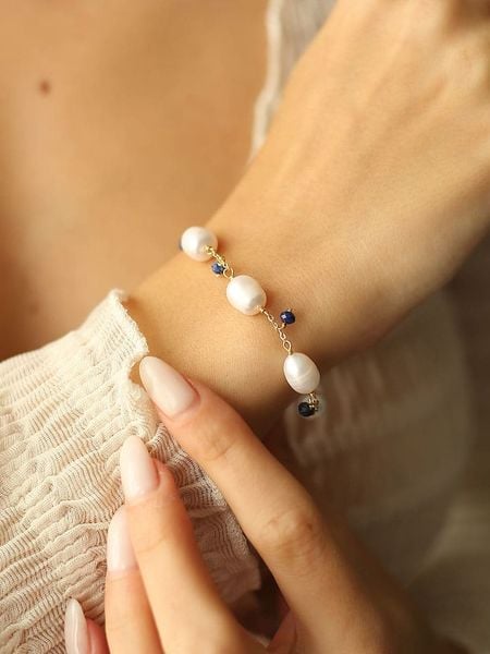 Pierres delicates Pozłacana bransoletka z cyrkoniami i perłami rozmiar: onesize. Białe bransoletki Pierres delicates, z cyrkonią, pozłacane. Za 65.99 zł.