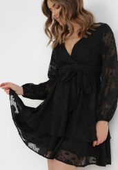 Czarna Sukienka Iolippe. Czarne sukienki Born2be, s, bez wzorów, z materiału, bez kołnierzyka, bez ramiączek, maxi, kopertowe. Za 219.99 zł.