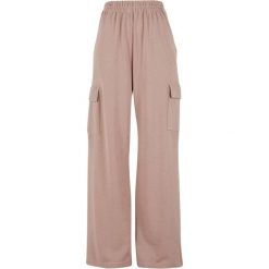 Damskie spodnie dresowe loose fit Urban Classics Light Terry. Czerwone spodnie sportowe Urban Classics, bez wzorów, z dresówki, długie. Za 175.50 zł.