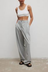 Eleganckie spodnie z zakładkami w kolorze SZARYM - DERRY-S/M. Szare spodnie materiałowe Marsala, bez wzorów, z elastanu, eleganckie. Za 399.90 zł.