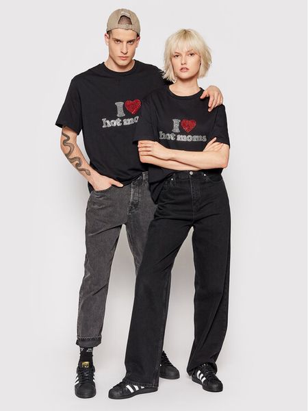 2005 T-Shirt Unisex Hot Moms Czarny Relaxed Fit. Czarne t-shirty 2005, s, bez wzorów, z bawełny, bez kołnierzyka, bez ramiączek. Za 129.99 zł.