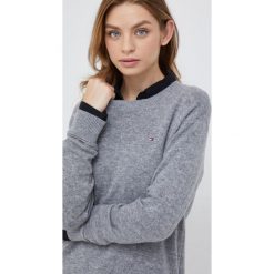 Tommy Hilfiger sweter wełniany damski kolor szary. Szare swetry Tommy Hilfiger, l, bez wzorów, z wełny, bez ramiączek. W wyprzedaży za 341.99 zł.