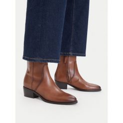 Botki GINO ROSSI. Brązowe botki Gino Rossi, bez wzorów, bez obcasa, na słupku, bez zapięcia. Za 329.99 zł.