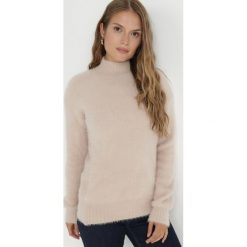 Jasnobeżowy Sweter Wełniany Lellimphei. Brązowe swetry Born2be, na jesień, l, bez wzorów, z dzianiny, bez ramiączek. W wyprzedaży za 59.49 zł.