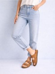 Klapki z ćwiekami i klamrami - brązowy. Brązowe klapki Sinsay, bez wzorów, bez obcasa, bez zapięcia. Za 49.99 zł.