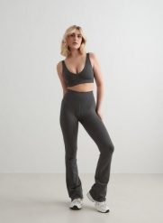 Damskie legginsy rozszerzane, wysoki stan squat proof Shape Seamless ciemnoszare. Szare legginsy AIM'N, bez wzorów, z dzianiny, street. Za 339.00 zł.