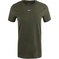 Damska koszulka Nike Essential Crew w kolorze zielonym. Zielone bielizna termoaktywna damska Nike, bez wzorów, z bawełny, bez ramiączek. Za 197.99 zł.