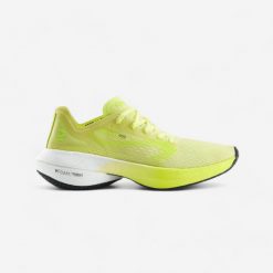 Buty do biegania damskie Kiprun KD900. Żółte buty do biegania KIPRUN, bez wzorów, z kauczuku, bez zapięcia, do biegania. Za 329.99 zł.