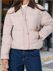 Krótka kurtka puffer z kieszeniami - kremowy. Białe kurtki Sinsay, l, bez wzorów, bez kaptura. Za 89.99 zł.