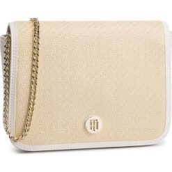 Torebka TOMMY HILFIGER - Honey Crossover Raffia AW0AW06484 902. Brązowe kopertówki Tommy Hilfiger, bez wzorów, ze skóry ekologicznej, eleganckie, bez dodatków. W wyprzedaży za 309.00 zł.