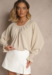 Beżowa Bluzka Ozdobiona Marszczeniem Emirana. Brązowe bluzki Renee, bez wzorów, z jeansu, klasyczne, bez kołnierzyka, bez ramiączek. W wyprzedaży za 63.99 zł.