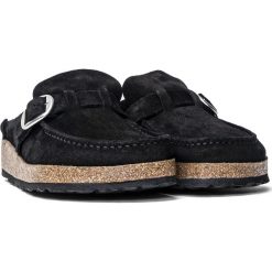 Klapki damskie czarne Birkenstock Buckley. Czarne klapki Birkenstock, bez wzorów, młodzieżowe, bez obcasa, bez zapięcia. Za 449.00 zł.