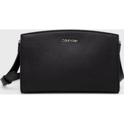 Calvin Klein torebka kolor czarny. Czarne listonoszki Calvin Klein, bez wzorów, bez dodatków. W wyprzedaży za 359.99 zł.