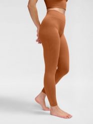 Damskie legginsy bezszwowe Hummel MT Adapt MW. Brązowe legginsy Hummel, bez wzorów, z dzianiny, klasyczne. Za 252.50 zł.