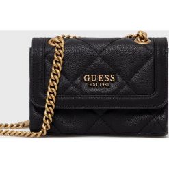 Guess torebka kolor czarny. Czarne listonoszki Guess, z aplikacjami, na ramię, pikowane, bez dodatków. Za 529.99 zł.