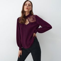 Bluzka z wycięciem przy dekolcie - Fioletowy. Fioletowe bluzki Mohito, bez wzorów, bez kołnierzyka, bez ramiączek. W wyprzedaży za 59.99 zł.