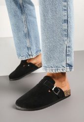 Czarne Klapki Chodaki z Imitacji Zamszu z Klamrą Aklinera. Czarne klapki Born2be, bez wzorów, z jeansu, eleganckie, bez obcasa, na płaskiej podeszwie, bez zapięcia. W wyprzedaży za 67.49 zł.