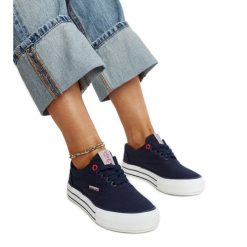 Granatowe damskie trampki na grubej podeszwie Cross Jeans niebieskie. Niebieskie trampki bez wzorów, z jeansu, bez zapięcia. Za 114.16 zł.