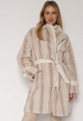 Jasnobeżowy Futrzany Płaszcz z Wiązanym Paskiem i Ozdobnymi Sprzączkami Felryna. Brązowe płaszcze Born2be, l, bez wzorów, z futra, eleganckie, bez kaptura. Za 299.99 zł.