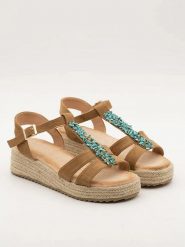 Belucci Sandały w kolorze jasnobrązowym na koturnie rozmiar: 39. Brązowe sandały Belucci, bez wzorów, z otwartym noskiem, bez obcasa, na koturnie, bez zapięcia. Za 47.94 zł.