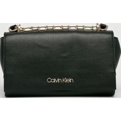 Calvin Klein - Torebka. Czarne torebki klasyczne Calvin Klein, bez wzorów, z materiału, casualowe, do ręki, średnie, bez dodatków. W wyprzedaży za 319.90 zł.