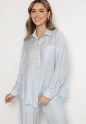 Jasnoniebieska Klasyczna Koszula o Kroju Oversize z Kieszonką Liorea. Niebieskie koszule Born2be, l, bez wzorów, z jeansu, biznesowe, bez kołnierzyka, bez ramiączek. W wyprzedaży za 110.49 zł.