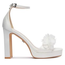 Sandały Buffalo. Białe sandały Buffalo, bez wzorów, bez obcasa, na słupku, bez zapięcia. Za 429.99 zł.